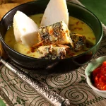 Hidangan Ketupat Yang Di Siram Dengan Kuah