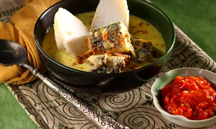 Hidangan Ketupat Yang Di Siram Dengan Kuah