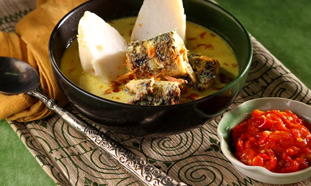 Hidangan Ketupat Yang Di Siram Dengan Kuah