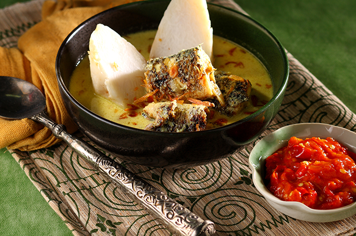 Hidangan Ketupat Yang Di Siram Dengan Kuah