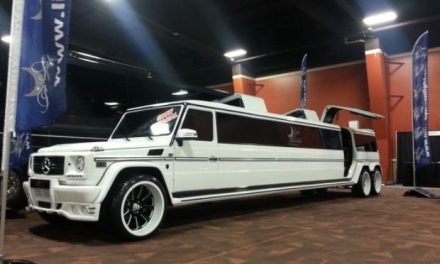 Mobil Mewah Limousine Yang Bentuknya Panjang Ke Belakang