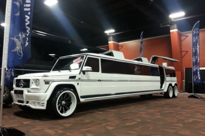 Mobil Mewah Limousine Yang Bentuknya Panjang Ke Belakang
