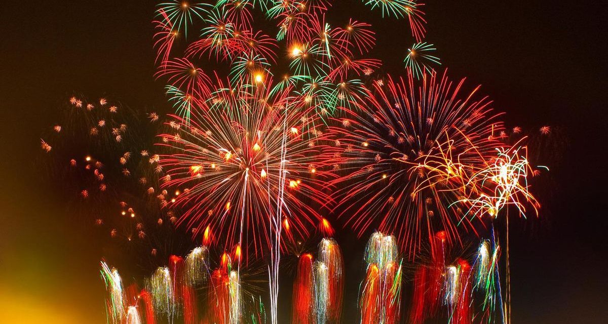 Ledakan Keras Petasan Menandakan Hari Besar Di Rayakan