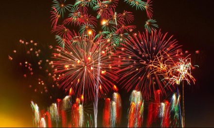 Ledakan Keras Petasan Menandakan Hari Besar Di Rayakan