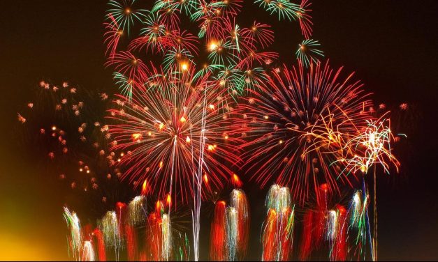 Ledakan Keras Petasan Menandakan Hari Besar Di Rayakan