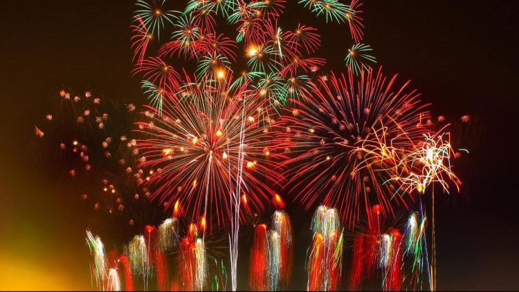 Ledakan Keras Petasan Menandakan Hari Besar Di Rayakan