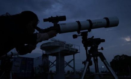 Penggunaan Teknologi Teleskop Alat Optik Melihat Jarak Jauh