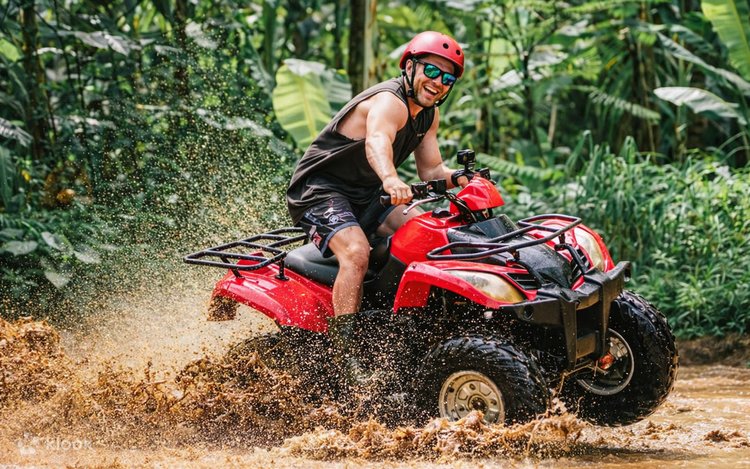 Suatu Kendaraan Bermotor Namun Memiliki Empat Roda