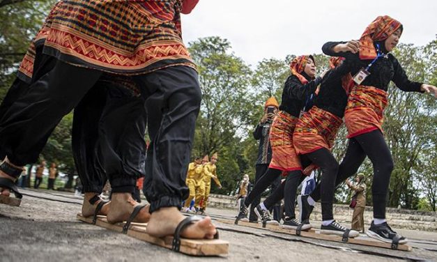 Alas Kaki Tradisional Sebuah Bakiak Kayu