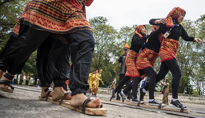 Alas Kaki Tradisional Sebuah Bakiak Kayu
