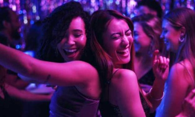 Aktivitas Malam Hari Anak Muda Clubbing