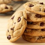 Camilan Kering Cookies Yang Berbentuk Pipih Melebar
