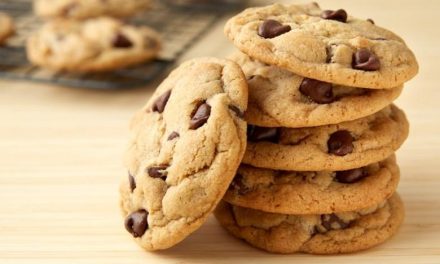 Camilan Kering Cookies Yang Berbentuk Pipih Melebar