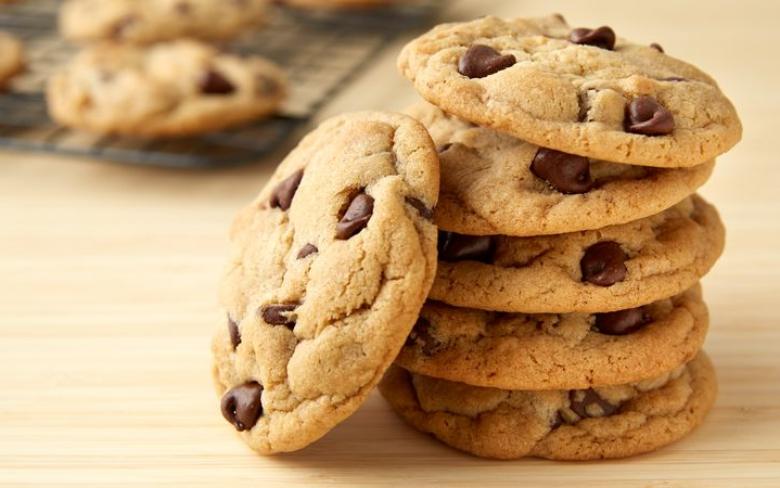 Camilan Kering Cookies Yang Berbentuk Pipih Melebar