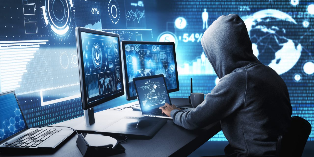 Seorang Peretas Internet Atau Hacker Yang Membobol Perangkat