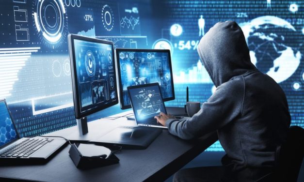 Seorang Peretas Internet Atau Hacker Yang Membobol Perangkat