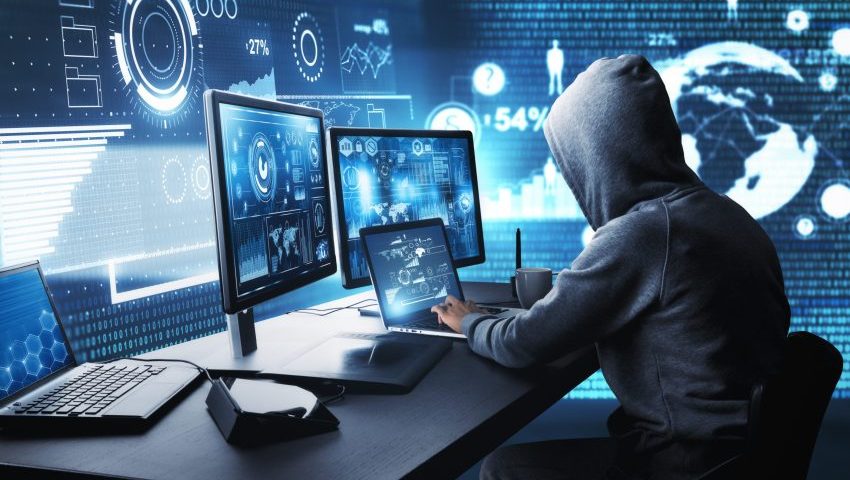 Seorang Peretas Internet Atau Hacker Yang Membobol Perangkat