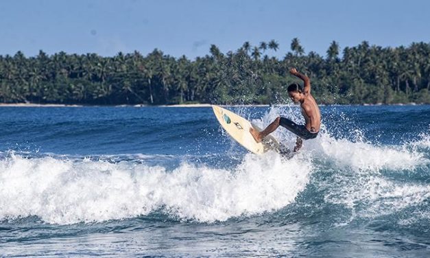 Olahraga Air Selancar Yang Seru Dengan Papan