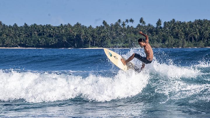 Olahraga Air Selancar Yang Seru Dengan Papan