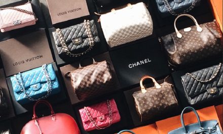Barang Mewah Branded Pada Suatu Tas