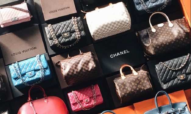 Barang Mewah Branded Pada Suatu Tas