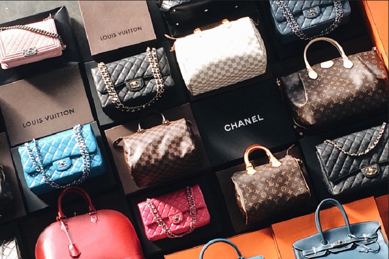 Barang Mewah Branded Pada Suatu Tas