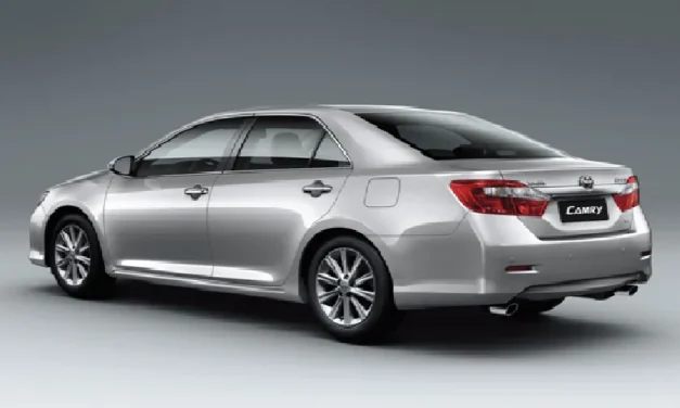 Kendaraan Sedan Mobil Toyota Camry Yang Cukup Elegan
