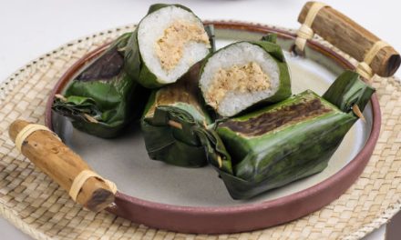 Makanan Khas Indonesia Sebuah Lemper Isian