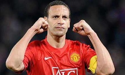 Pemain Belakang MU Rio Ferdinand Menjaga Pertahanan