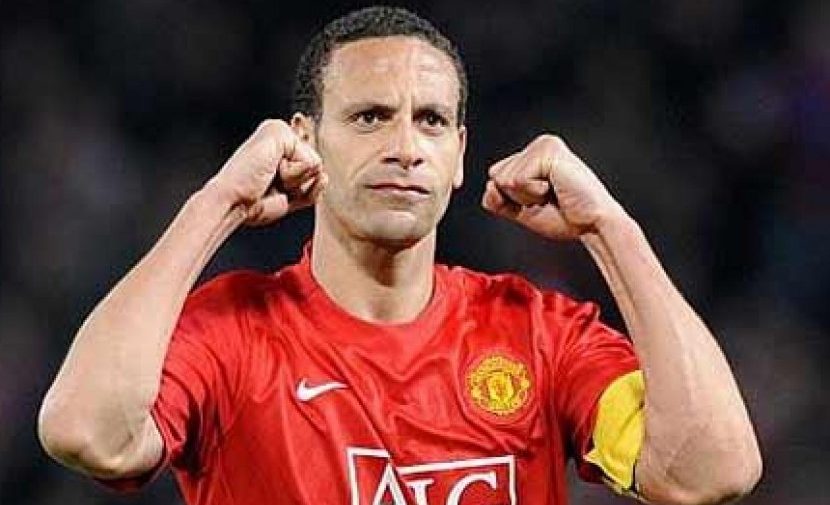 Pemain Belakang MU Rio Ferdinand Menjaga Pertahanan