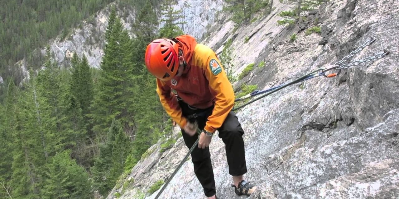 Turun Bukit Dengan Teknik Rappelling Yang Aman