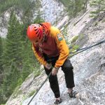 Turun Bukit Dengan Teknik Rappelling Yang Aman