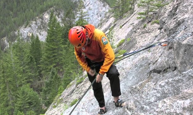 Turun Bukit Dengan Teknik Rappelling Yang Aman