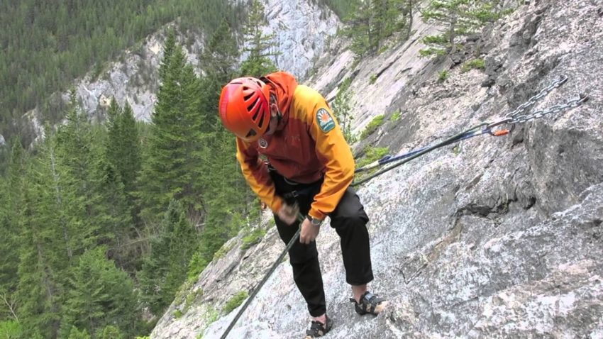 Turun Bukit Dengan Teknik Rappelling Yang Aman