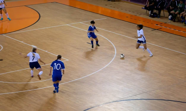 Olahraga Bola Sepak Futsal Seperti Lapangan Besar