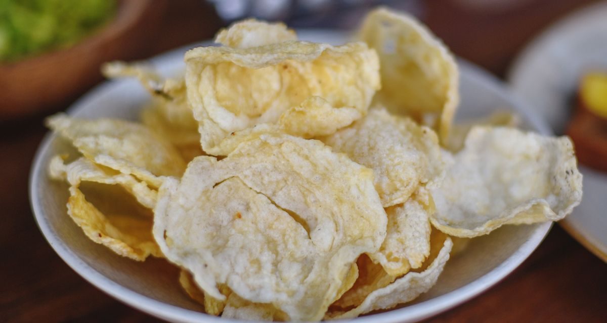 Makanan Camilan Emping Dengan Bahan Buah Melinjo