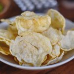Makanan Camilan Emping Dengan Bahan Buah Melinjo