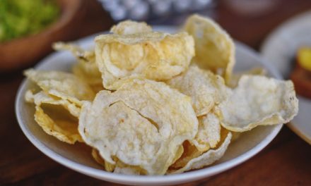 Makanan Camilan Emping Dengan Bahan Buah Melinjo