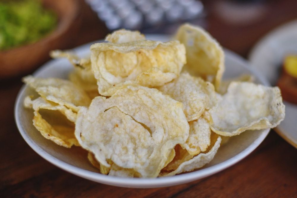 Makanan Camilan Emping Dengan Bahan Buah Melinjo