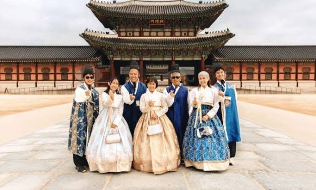 Sebuah Baju Tradisional Pakaian Korea Hanbok
