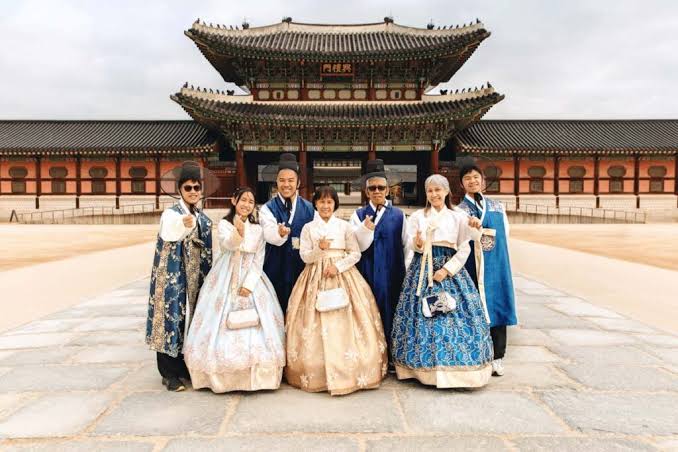 Sebuah Baju Tradisional Pakaian Korea Hanbok