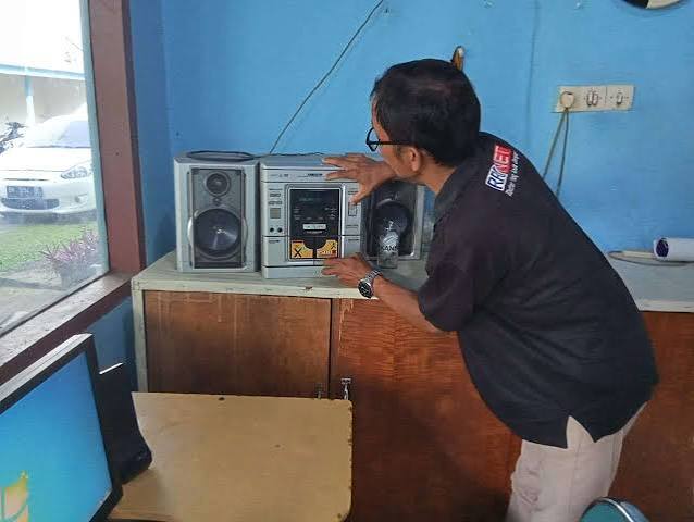 Sebuah Teknologi Radio Dalam Komunikasi Serta Informasi