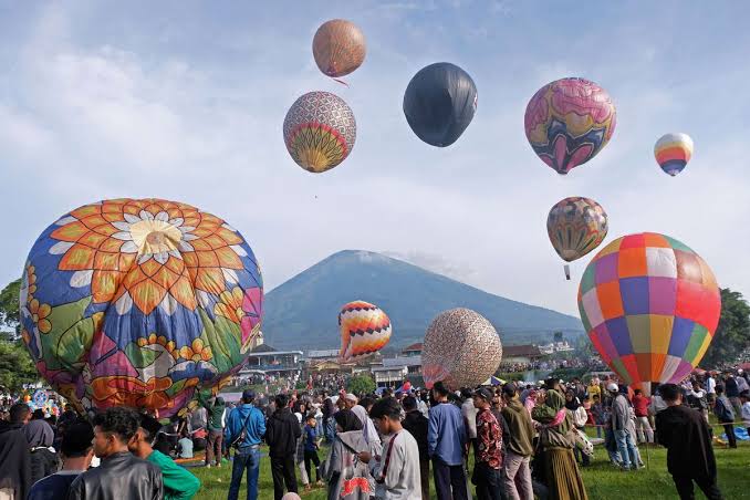 Sebuah Mainan Karet Balon Dengan Berbagai Bentuk