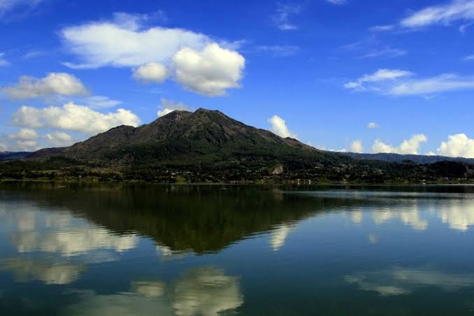 Permukaan Cekungan Bumi Sebagai Tempat Danau