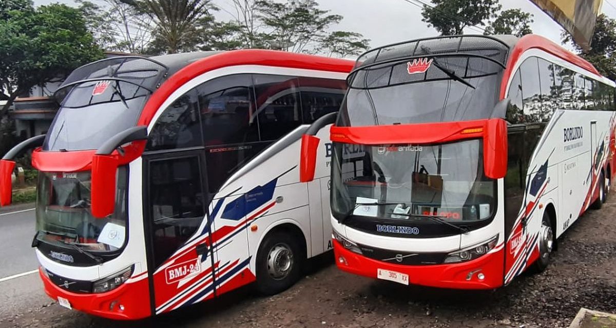 Suatu Kendaraan Umum Transpotasi Bus Muatan Banyak