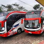 Suatu Kendaraan Umum Transpotasi Bus Muatan Banyak
