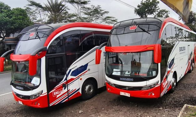 Suatu Kendaraan Umum Transpotasi Bus Muatan Banyak