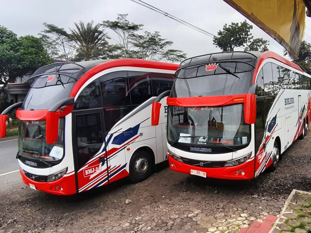 Suatu Kendaraan Umum Transpotasi Bus Muatan Banyak
