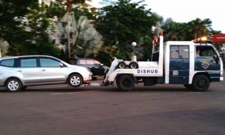 Kendaraan Khusus Derek Pada Sebuah Mobil