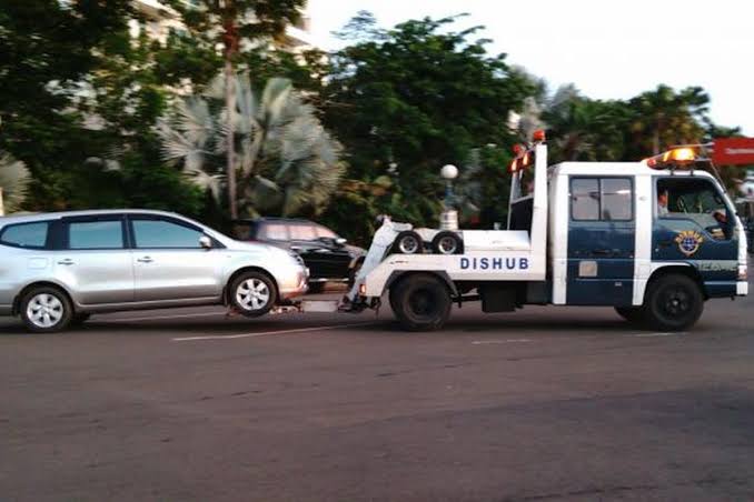 Kendaraan Khusus Derek Pada Sebuah Mobil